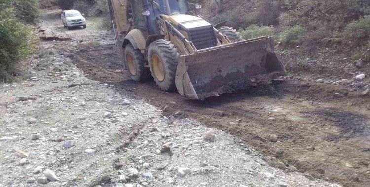 Efeler’de bozulan yollara anında müdahale
