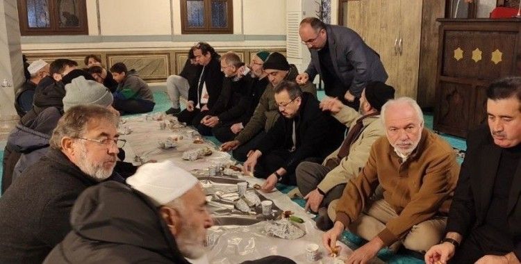 Filistinlilere destek amacıyla düzenlenen programda toplu iftar yapıldı
