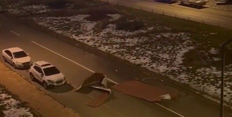 Erzurum’da fırtına çatıları uçurdu
