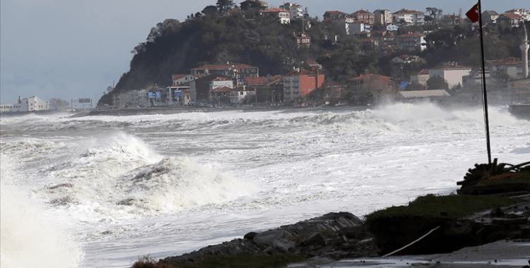 Kastamonu'nun 4 ilçesinde denizin taşmasıyla oluşan zarar giderilmeye çalışılıyor