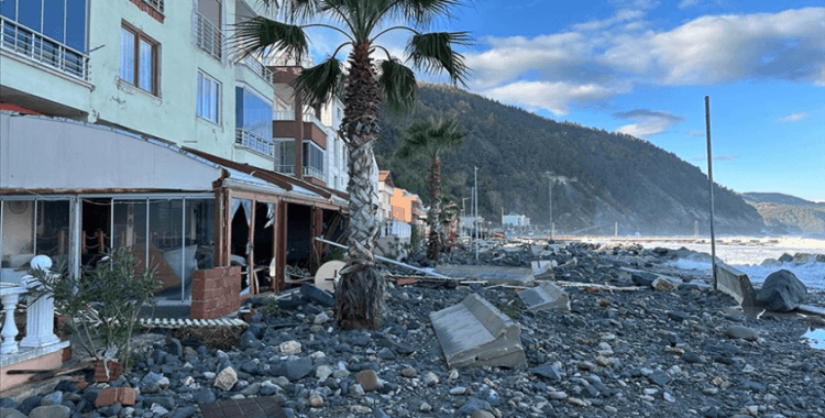 Sinop'ta denizin taşması sonucu sokaklar su altında kaldı