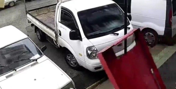 Rüzgârdan devrilen buzdolabı kapağı otomobile zarar verdi

