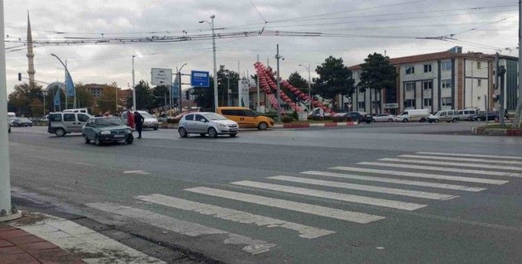 İki aracın karıştığı kazada maddi hasar meydana geldi
