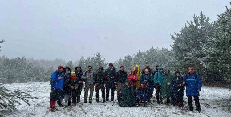Kar yağışı eşliğinde 13 kilometre yürüyüş
