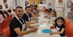Babalar ve çocuklar mutfakta
