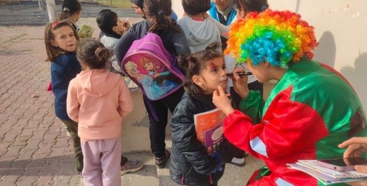 Gönüllü gençler, köy okullarına kitap desteği sağlıyor
