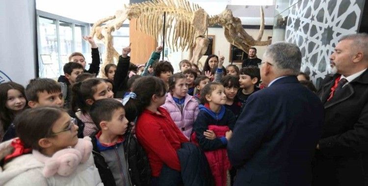Büyükşehir’in 7,5 milyon yıllık fosil sergisi miniklerin ilgi odağı oldu