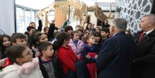 Büyükşehir’in 7,5 milyon yıllık fosil sergisi miniklerin ilgi odağı oldu
