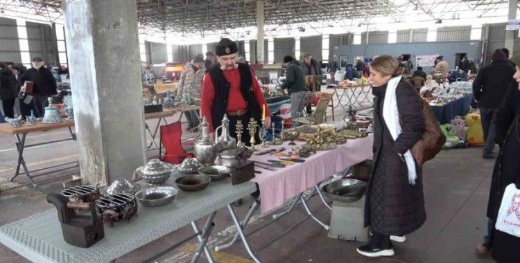 Antika pazarı vatandaşları geçmişe götürüyor
