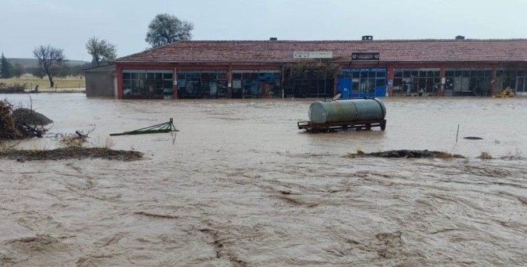 Kulu’da sağanak yağmur ve şiddetli rüzgar etkili oldu
