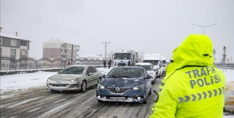 Erzurum-Bingöl kara yolu ağır tonajlı araçların geçişine kapatıldı