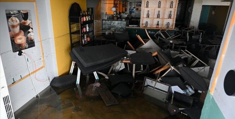 İzmir'de denizin taşması sonucu su basan iş yerlerinde tahliye ve temizlik çalışmaları sürüyor