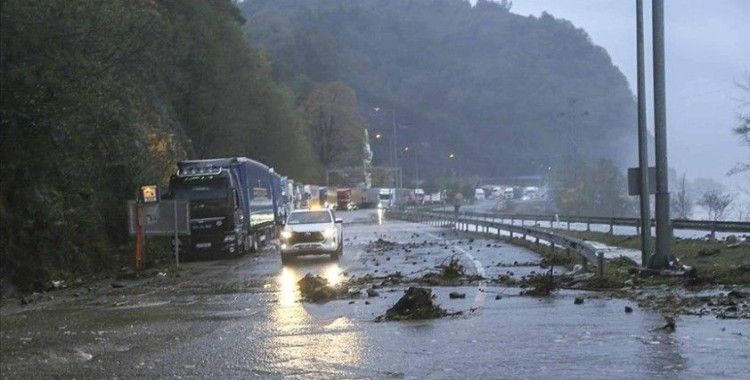 Artvin'de fırtına nedeniyle yükselen dalgalar ulaşımı aksattı