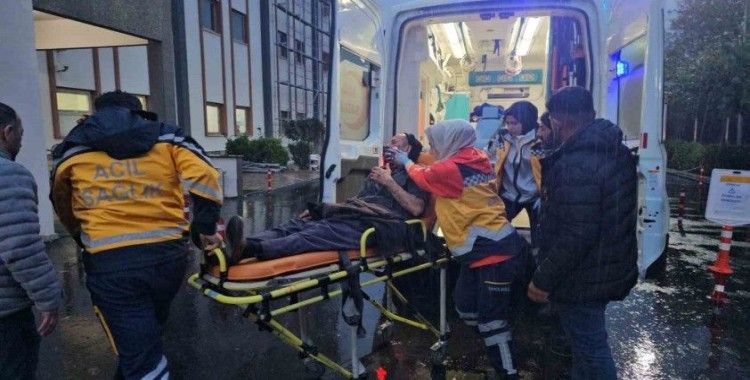 Kontrolden çıkan otomobil park halindeki tıra çarptı: 2 yaralı
