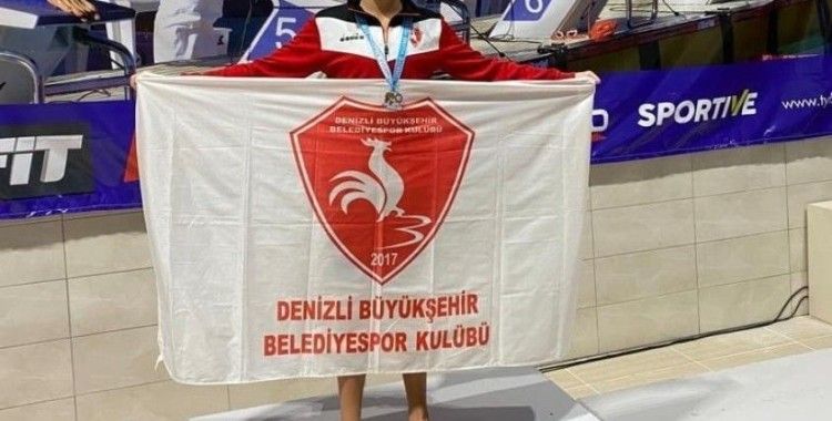 Denizlili sporcu yüzmede 3 dereceyle altınları topladı
