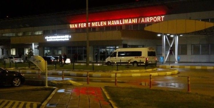 Van’da kuvvetli rüzgar: Uçak seferleri rötar yaptı
