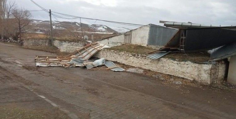 Kars’ta rüzgar çatıları uçurdu
