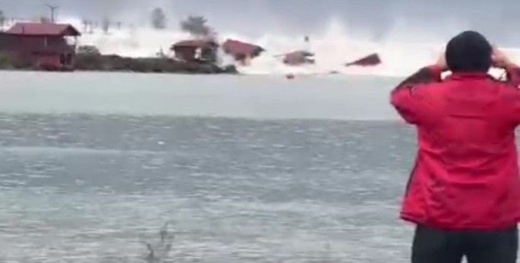 Dev dalgalar balıkçı barınaklarını domino taşı gibi yıktı, geçti