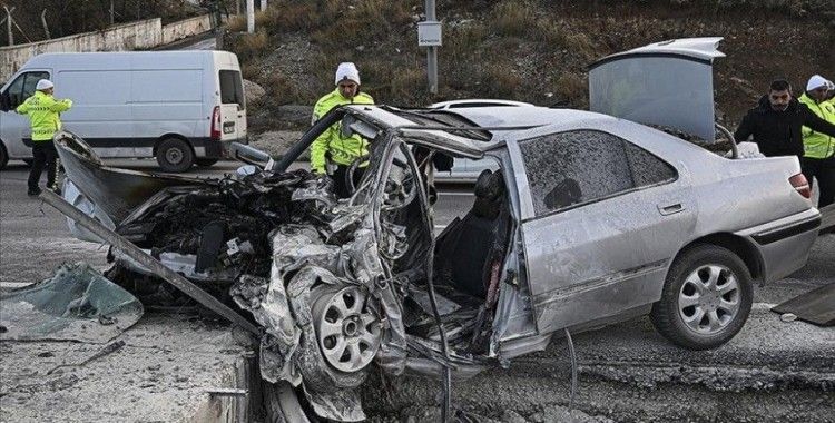 Ankara'da direğe çarpan araçtaki 4 kişi hayatını kaybetti