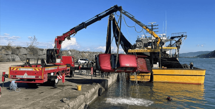 Rize'de fırtınada denize sürüklenen kamyonet vinç yardımıyla çıkartıldı