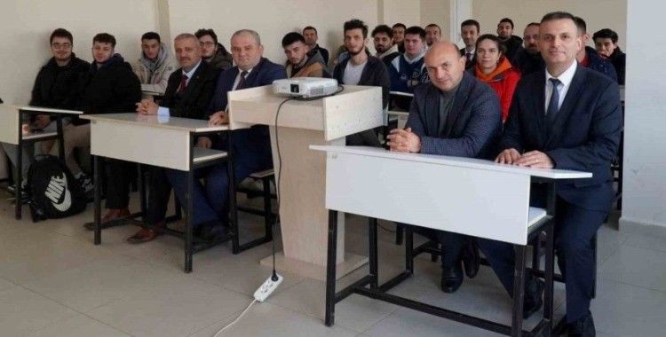 Başkan Oral, Altınova’da derse girerek ilçeyi tanıttı
