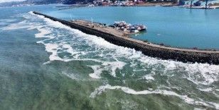 Trabzon’un Sürmene ilçesindeki Yeniçam Tersanesi’ndeki askeri üs bölgesinde dalgaların oluşturduğu tahribat görüntülendi
