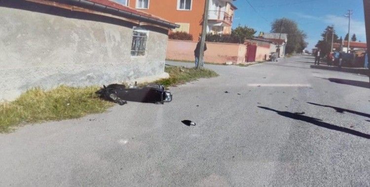 Otomobilin çarptığı motosikletin sürücüsü metrelerce savruldu