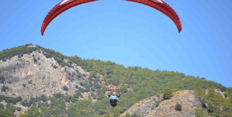 Fethiye’de sağlık personelleri yamaç paraşütü yaptı, Türk bayrağı açtı
