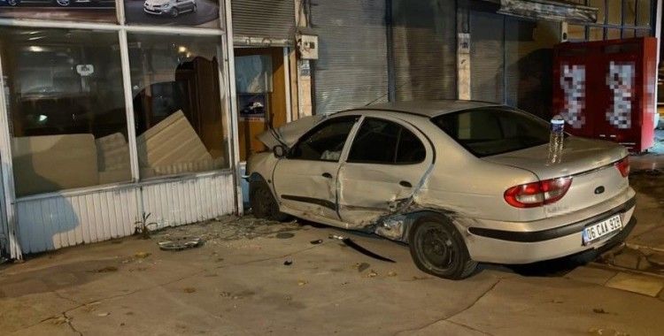 Ciple çarpışan otomobil iş yerine çarparak durabildi: 3 yaralı
