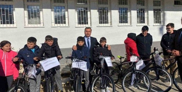Sorgun’da 60 öğrenciye bisiklet hediye edildi
