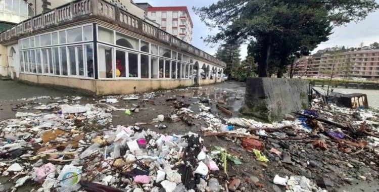 Dalgalar insanlığın pisliğini gün yüzüne çıkardı
