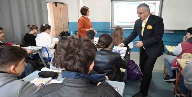 Kemer’de, öğrencilere ücretsiz LGS soru bankası dağıtıldı
