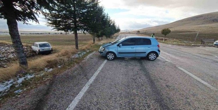 Çarpışan otomobillerin sürücüleri yaralandı
