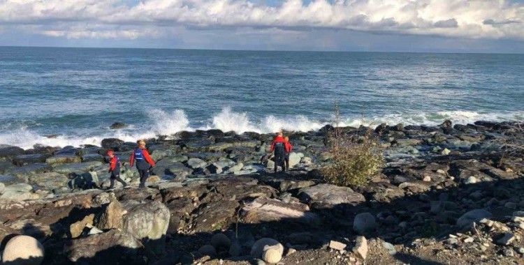 Rize’nin Ardeşen ilçesinde dalgalar arasında kaybolan kadın sahilde aranıyor
