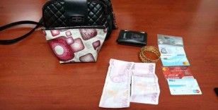 Jandarma bulduğu çantanın izini sürdü, sahibini bulup çantayı teslim etti
