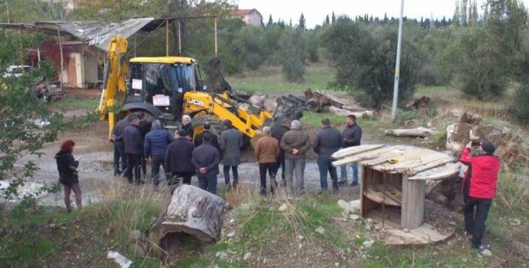 Balıkesir’de mahallelinin yol sevinci
