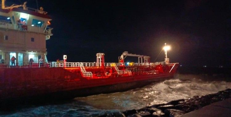 İstanbul'da tanker karaya oturdu