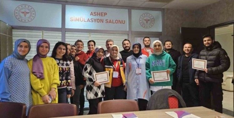 Acil sağlık çalışanlarına doğum vakalarına müdahale eğitimi
