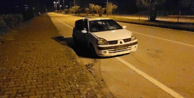 Virajı alamayan otomobil ağaca çarptı:  3 yaralı
