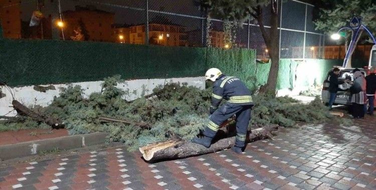 Manisa’da büyükşehir ve MASKİ ekipleri fırtına ve sağanak yağış mesaisinde
