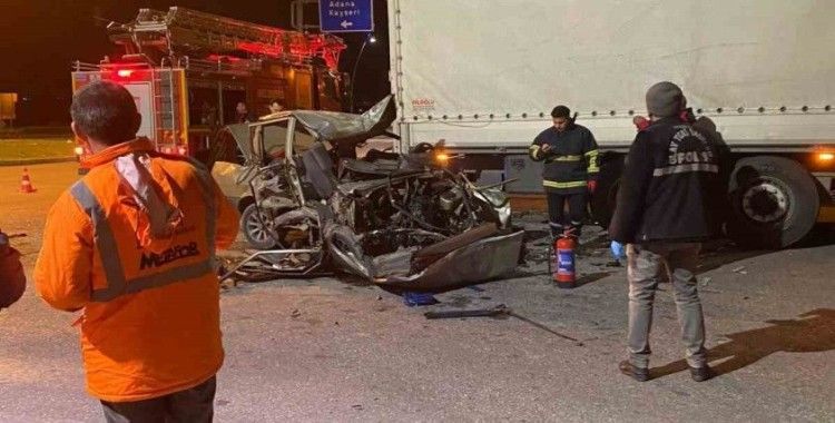 Niğde’de otomobil tıra çarptı: 1 ölü
