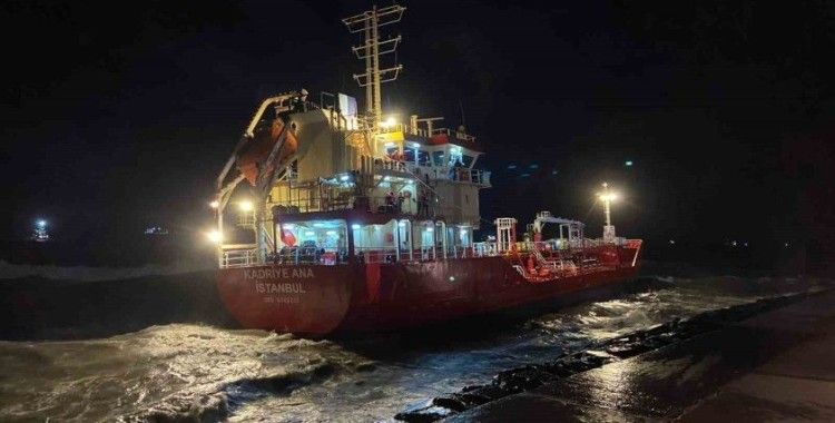 Zeytinburnu açıklarında fırtınayla sürüklenen gemi karaya oturdu: 11 kişilik mürettebat varagele yöntemiyle kurtarıldı
