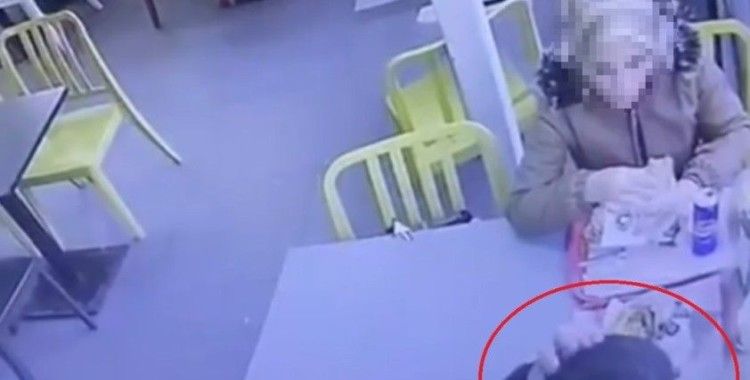 O film gerçek oldu: Kopardığı saçını yemeğine böyle attı
