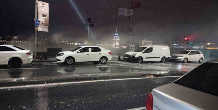 İstanbul’u fırtına vurdu: Üsküdar sahilde dev dalgalar oluştu
