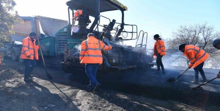 Büyükşehir’den Hacılar’da 4 caddeyi sıcak asfaltla buluşturan 10 milyon TL’lik çalışma
