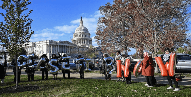 Gazze'de ateşkes talep eden bir grup aktivist, ABD Kongre binası yakınında toplandı