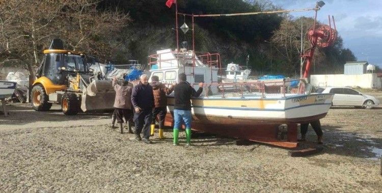 Balıkçıların fırtına nöbeti: Çözümü tekneleri karaya çekmekte buldular

