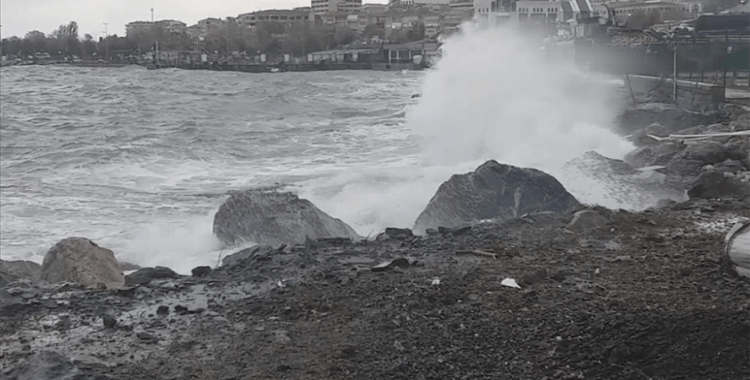 İstanbul'da fırtına hayatı olumsuz etkiledi