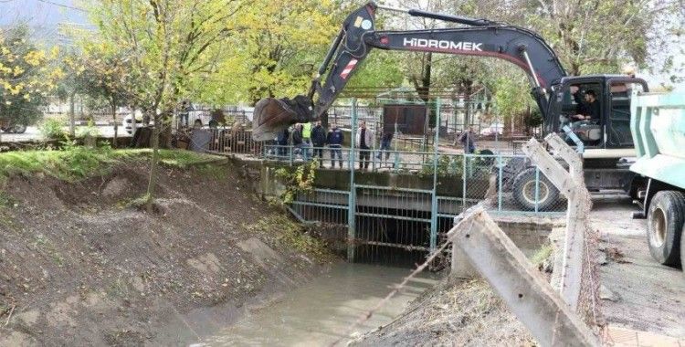 Manisa’da dere yatakları ve sulama kanalları temizleniyor
