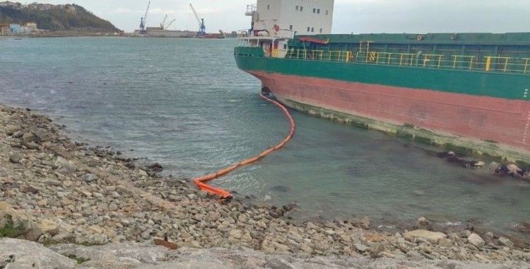 Karaya oturan geminin çevresi barikatla kapatıldı
